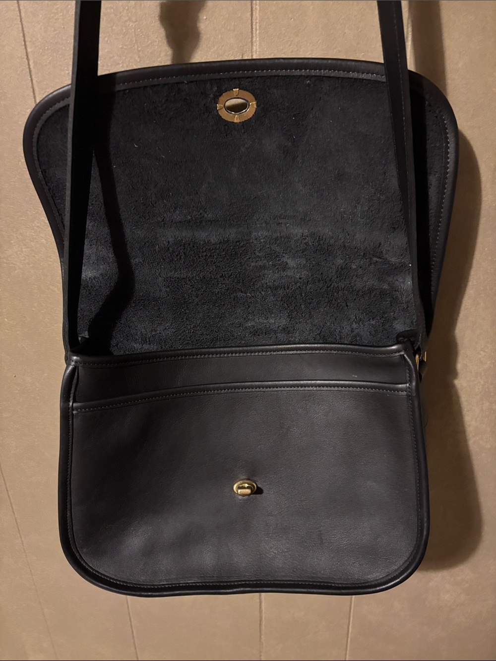 Vintage Coach City Bag Black Leather Crossbody Bag with Gold Turn-Lock - Picture 10 of 12